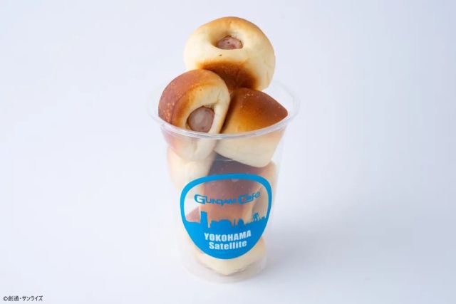 English follows Japanese↓
【GFY×横浜コラボ商品ご紹介！】
横浜元町で生まれた焼き立てパン屋 #ポンパドウル 🍞とコラボしたカップDEウインナーは、片手でぽいっと口に運べるジューシーなウインナー入りのパンで、おやつ感覚で気軽に食べられます。

Introducing the GFY x Yokohama City collab product! 
Indulge in the delectable Assorted Sausage Cups made by the renowned Yokohama Motomachi bakery #Pompadour!🍞 These bite-sized pigs in a blanket are breeze to devour as a quick and tasty snack.

#動くガンダム #GFY #MovingGundam
#横浜 #YOKOHAMA #元町中華街 #Japanimation #Japantravel